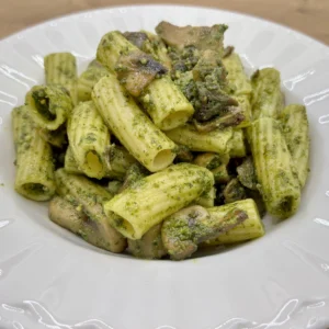 Tortiglioni con pesto casero y setas