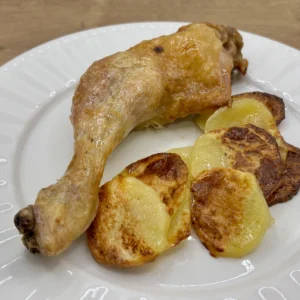 Muslo de pollo con patata panadera