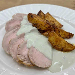 Solomillo de cerdo en salsa roquefort con patatas gajo