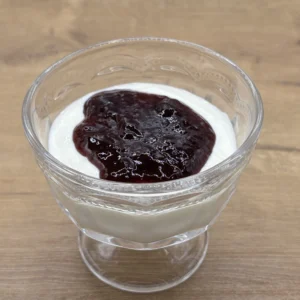 Yogur griego con mermelada de arándanos