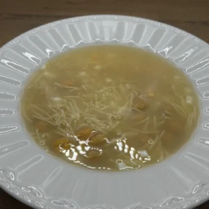 Sopa de cocido con fideos y garbanzos